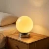 Lámpara de mesa con bola de cristal – Lámpara nocturna esférica con control táctil, lámpara de ambiente regulable en 3 colores con base de cromo, lámpara de noche USB para dormitorio, guardería y salón 3