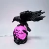 Lámpara de luna gótica con cuervo – Luz nocturna de resina brillante con estatua de cuervo posado, lámpara de mesa mística para dormitorio, estantería y oficina, regalo decorativo de Halloween y Navidad para coleccionistas góticos y amantes de los libros 6